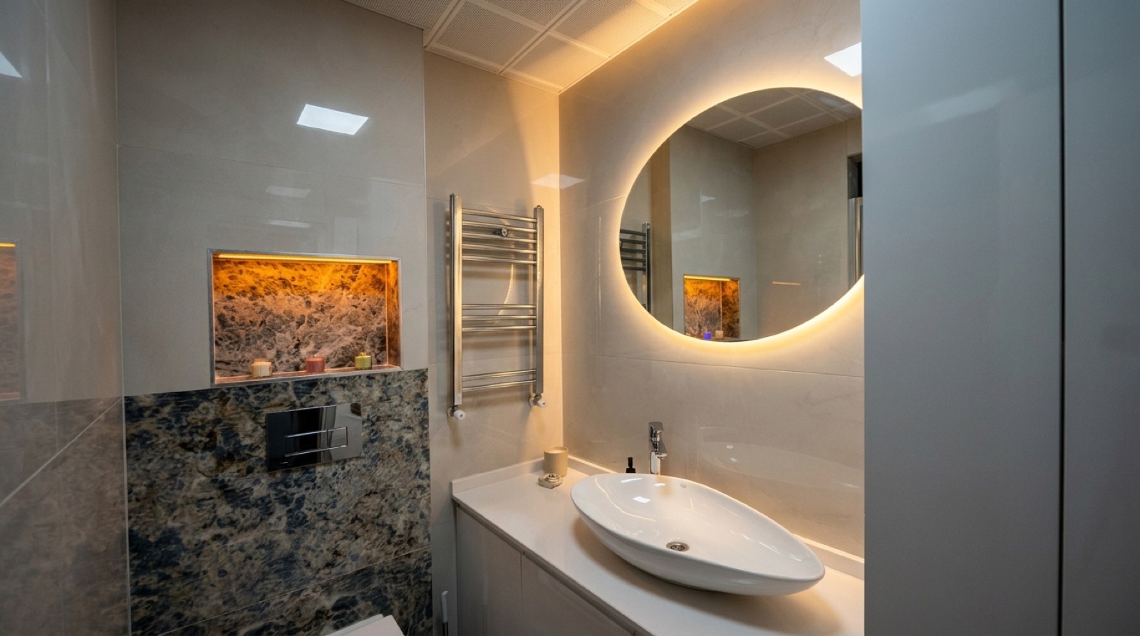 Yenilenmiş banyo: lavabo, ayna ünitesi ve seramik uygulaması